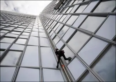 Quel est le nom de l'homme qu'on appelle  le Spiderman franais , qui escalade des immeubles  la main et sans protection ?