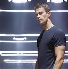 Tris va rencontrer Quatre, quel est le vrai prnom de Quatre ?