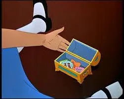 On ne voit qu'un tout petit bout de robe, mais les chaussures comme les accessoires devraient vous donner une indication. Qui porte cette robe bleue ?