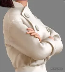 Ce n'est pas tout  fait une robe, mais c'est une veste toute boutonne et bien blanche porte par ?