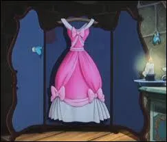 Encore une jolie robe toute dlicate, orne de nuds et de ruban, ainsi que de dentelle, et toute rose celle-ci, ce qui change du bleu. Quel personnage va la porter ?