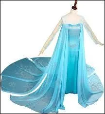 La somptueuse robe que voici, aussi dlicate dans sa couleur changeante que dans le modle  trane, semble faite de mousseline, lgre comme un souffle. Qui a la chance de la porter ?