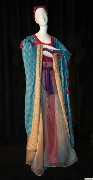 Revue par le grand couturier Missoni,  l'occasion d'une vente aux enchres de charit des robes de princesse de Disney redessines par des grands couturiers, voici la tenue de... ?