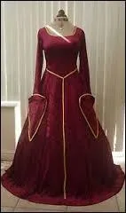 Rouge sombre rehauss d'or, cette belle robe longue au dcollet carr est celle porte par... ?