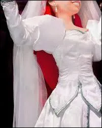 Voici en apothose, une robe blanche, aux manches gigot qui se portaient beaucoup du temps des Princesses, qui est celle d'Ariel, la petite sirne, pour... ?