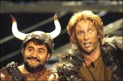 C'est habills en Vikings que De Caunes et Garcia accueillent leur invit, et ce choix n'est pas innocent !