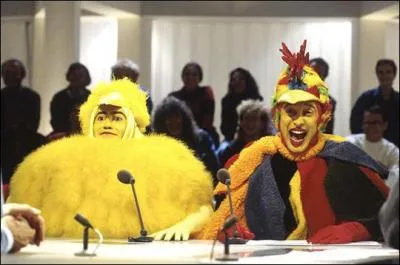 C'est travestis en poule et en poussin que nos deux compres dbarquent sur le plateau, et l aussi, il y a une bonne raison, qui est l'invit ?