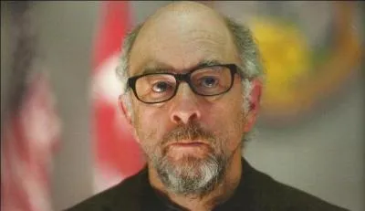 Quel est le nom du scientifique qui aide Lois et Superman ?