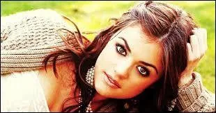 Victor ferme toutes les portes de la maison, et de la revue, du coup que fait Katie, juste avant que Luke arrive ?