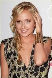 Qui joue Beverly 'Bev' Van Ravensway ?