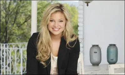 Dans quelle srie joue-t-elle depuis 2011 ?