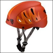 Quel lment est indispensable en falaise contre les chutes de pierre ?