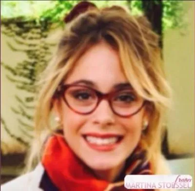 Sur cette photo, Martina Stoessel porte des lunettes...