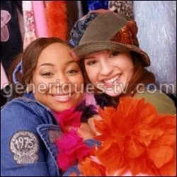 Comment s'appelle sa copine qui est trangement bte?