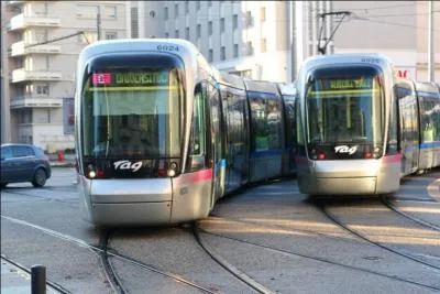Quelle ligne de bus part de  La grange de chteau   et arrive  la gare d'chirolles ?