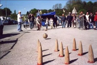 Durant le XIXe sicle, on ajouta au  jeu  9 quilles  une 10e quille. Cela bonna le bowling sous sa forme actuelle. Cela a t fait pour contourner une loi, une rgle. Mais laquelle et pourquoi ?