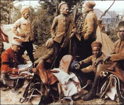 Alors que la ségrégation est la règle dans l'armée américaine, les Français qui ont accueilli les soldats ''indigènes'' venus des colonies ne comprennent pas cette politique. Les soldats des colonies françaises sont...