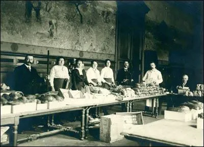 En échange de ces nouvelles du front et pour soutenir le moral de leurs fils, frères, maris, les femmes de l'arrière envoyaient de nombreux colis aux soldats...