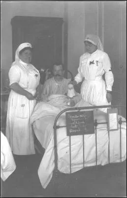 Les soldats attendaient parfois ''la bonne blessure'' pour trouver le réconfort dans les bras des infirmières aussi appelées ''anges blancs'', elles étaient environ...