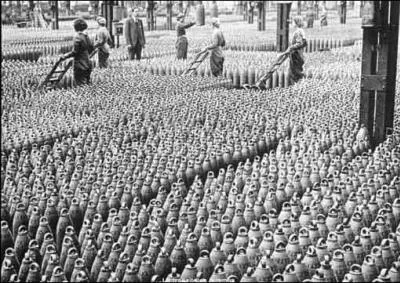 Les ''munitionnettes'' n'étaient pas seules dans ces usines, il y avait aussi des hommes, notamment ceux venus des colonies, jugés inaptes au combat. Les femmes représentaient toutefois...