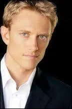 Comment s'appelle le coach des filles ?