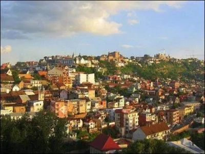 Bienvenue � Antananarivo, capitale de Madagascar. Quelles sont les langues officielles de ce pays ?