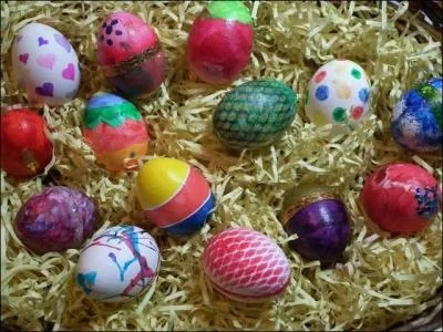 Quel lment n'est pas associ aux ftes de Pques ?