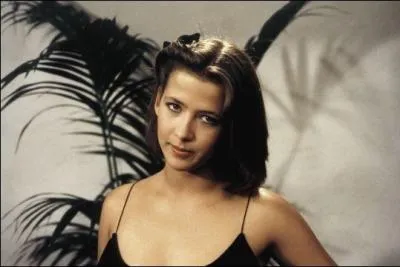 Qui joue le rle de la jeune femme qui se retrouve  la rue et qui se fera hberger par Jean-Paul Belmondo, architecte et coureur de jupons invtr dans  Joyeuses Pques  ?