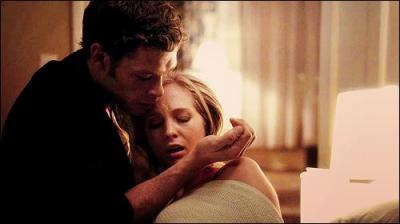 Dans quel pisode Klaus donne-t-il son sang a Caroline ?