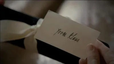 Le lendemain que trouve Caroline sur sa table de nuit venant de Klaus ?