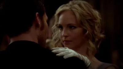 Quel service Caroline demande-t-elle a Klaus le jour du bal de promo ?