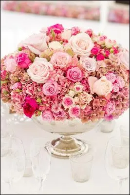 La rose reste la fleur d'exception, qui constitue des bouquets magnifiques. Ici, utilise en variations de rose, elle est sensationnelle. A votre avis, il existe environ... ?