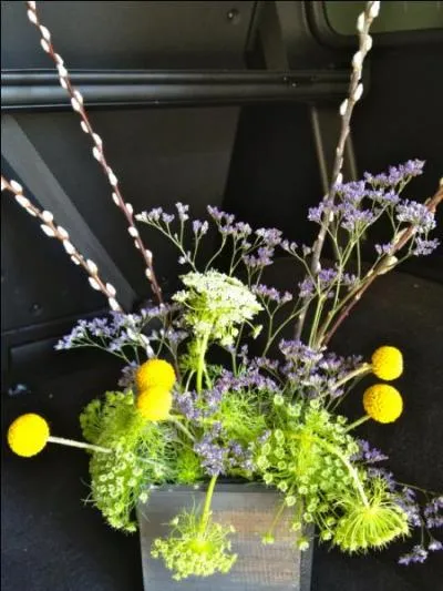 Ce joli bouquet est trs graphique,  la fois lanc et ramass. Quelles sont ces petites fleurs bleu qu'on y voit, qu'on peut aussi faire scher ?