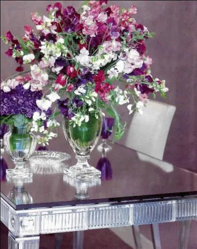 Ces ravissants bouquets doivent leur charme  leurs vases,  la feuille glisse dans le vase entourant les tiges des fleurs, et  la profusion de ces fleurs dlicates et parfumes  se croire au paradis que sont... ?