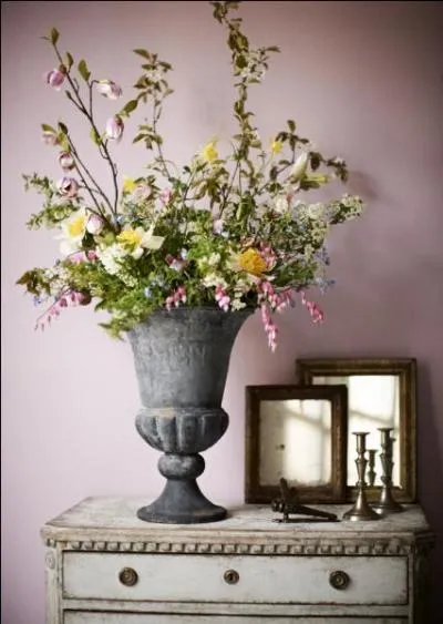 Cette trs belle composition florale est toute en lgret grce aux branches fleuries de magnolia et de pommier, ainsi qu' ces dlicates fleurs retombantes, de couleur rose, qui sont des... ?