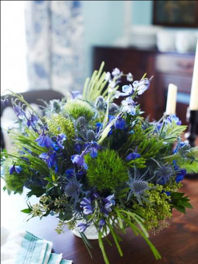 Teintes froides et rafraichissantes pour ce bouquet se donnant un style sauvage, original grce  l'ajot de ces fleurs bleu pas si frquentes dans les bouquets, qui sont... ?