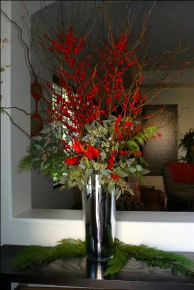 Flamboyant et vif, grandiose et joyeux par ses couleurs vives, voici un bouquet dont les tiges  baies rouges se nomment... ?