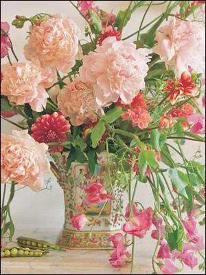 Tout en pastel, un bouquet printanier qui marie sagesse et un brin de folie, grce  ces petites fleurs sur tiges retombantes, qui sont ?