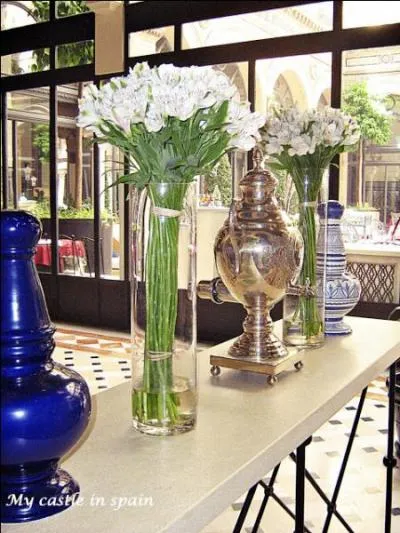 La beaut de ces bouquets provient aussi des hauts vases, et de l'originalit des liens. Quelles sont ces fleurs finement tigres ?