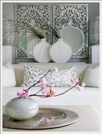 La beaut dans la simplicit, avec un petit ct asiatique, pour cet arrangement d'un vase bas et rond  une branche en fleurs de... ?