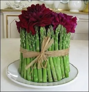 Et pourquoi pas marier les lgumes et les fleurs ? Quelle ide trs russie que cette association rouge profond et vert franc d'une couronne d'asperges noue autour d'un bouquet de... ?