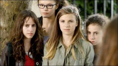 Sur cette photo, comment s'appelle cette fille blonde  l'avant ?