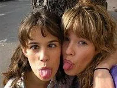 Sur cette photo qui sont ces deux filles ?