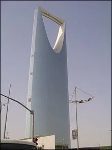 Dans quelle ville se trouve la tour  Kingdom Centre  ?