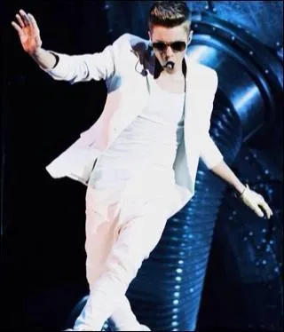 Comment s'appelle le petit demi-frre de Justin ?