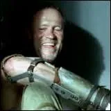 Quel personnage qui tait cens tre mort rapparat dans la saison 3 avec une prothse ?