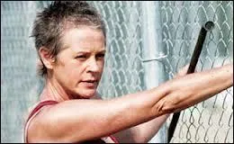 De qui Carol Peletier essaye-t-elle de se rapprocher ?