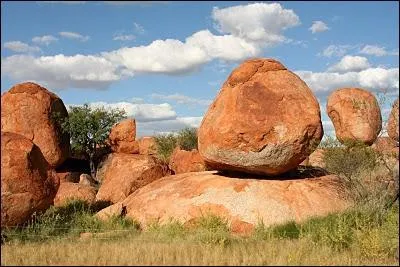 Leur quilibre parat trs fragile, c'est certainement pour cela que ces gros rochers de granit arrondis portent le nom de :