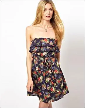 Un jolie robe, fleurie, idale pour faire dorer les paules au doux soleil du printemps.