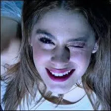 Pour terminer l'pisode 80, que fait Violetta ?